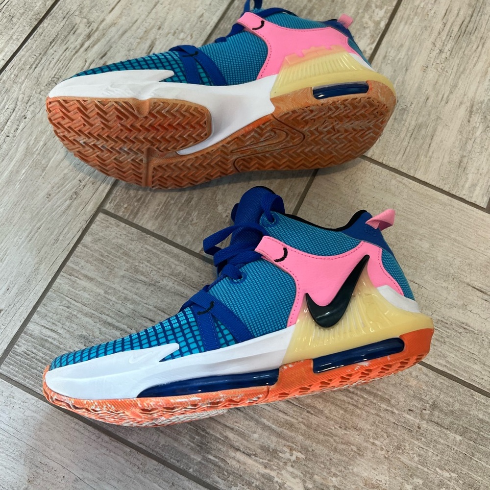 Kids LeBron Nike witness 7 Blue and Pink basketball Shoes - Picture 5 of 8